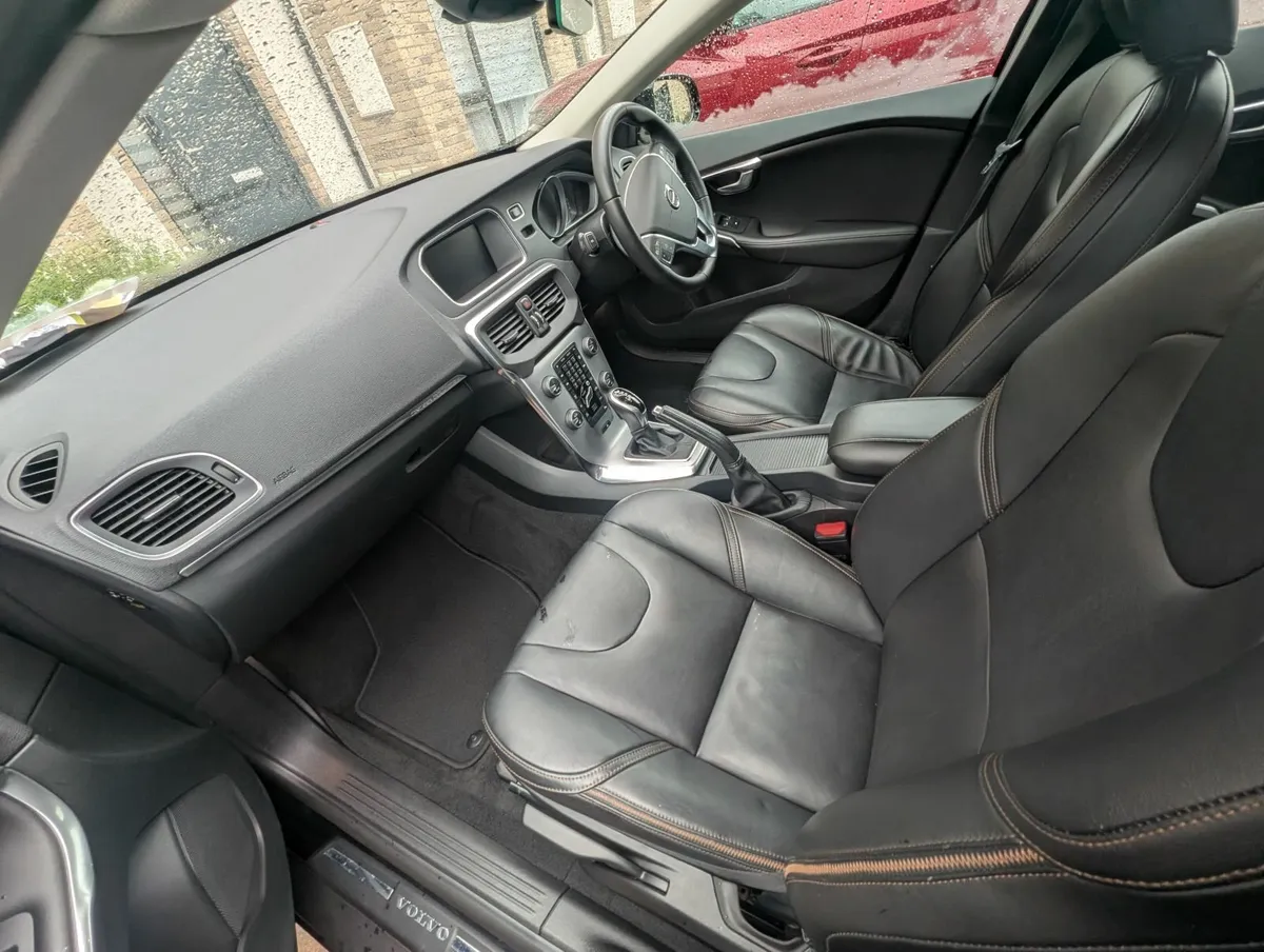 Volvo V40 2017 - Image 2