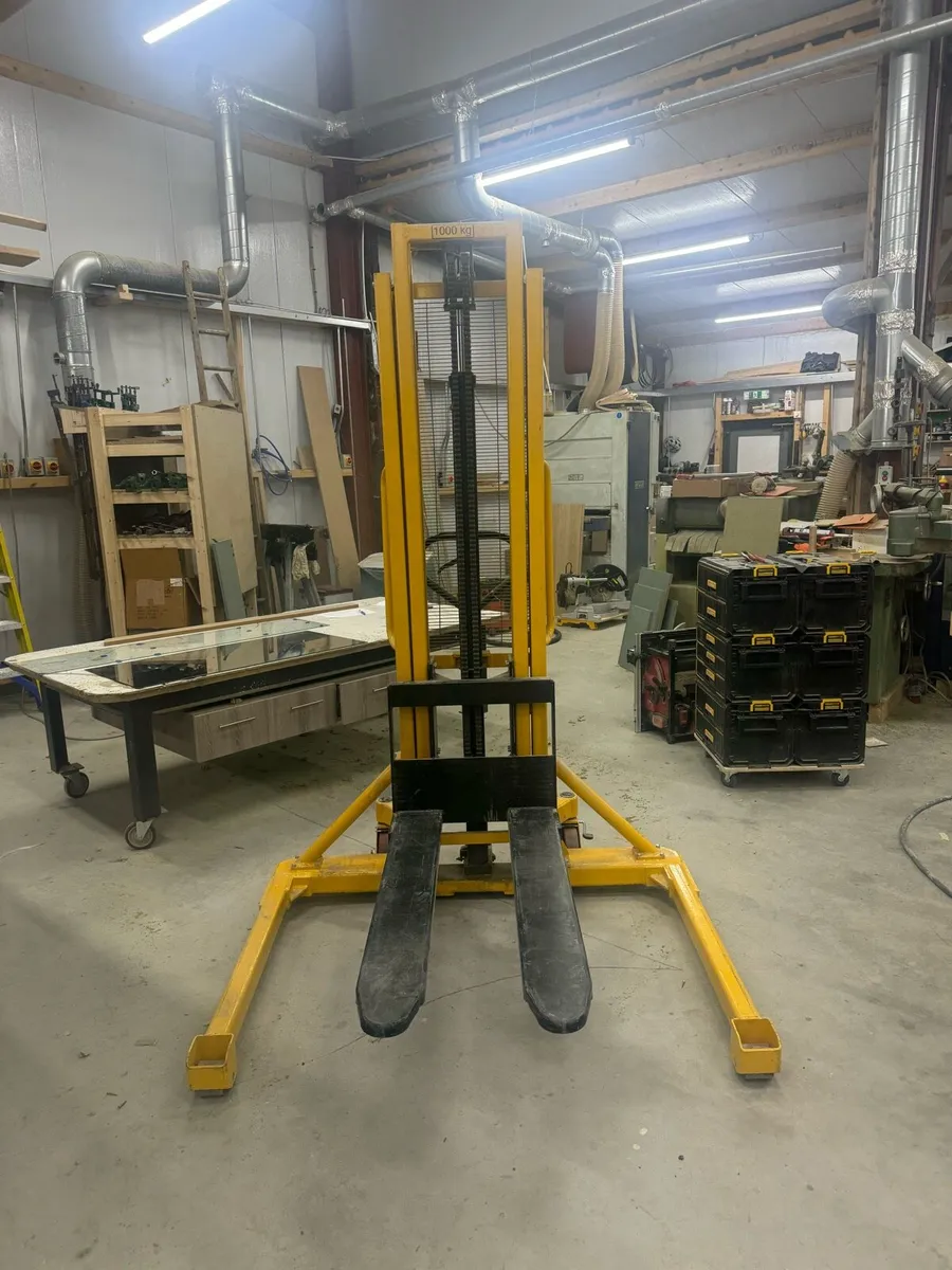 Straddle stacker - Image 1