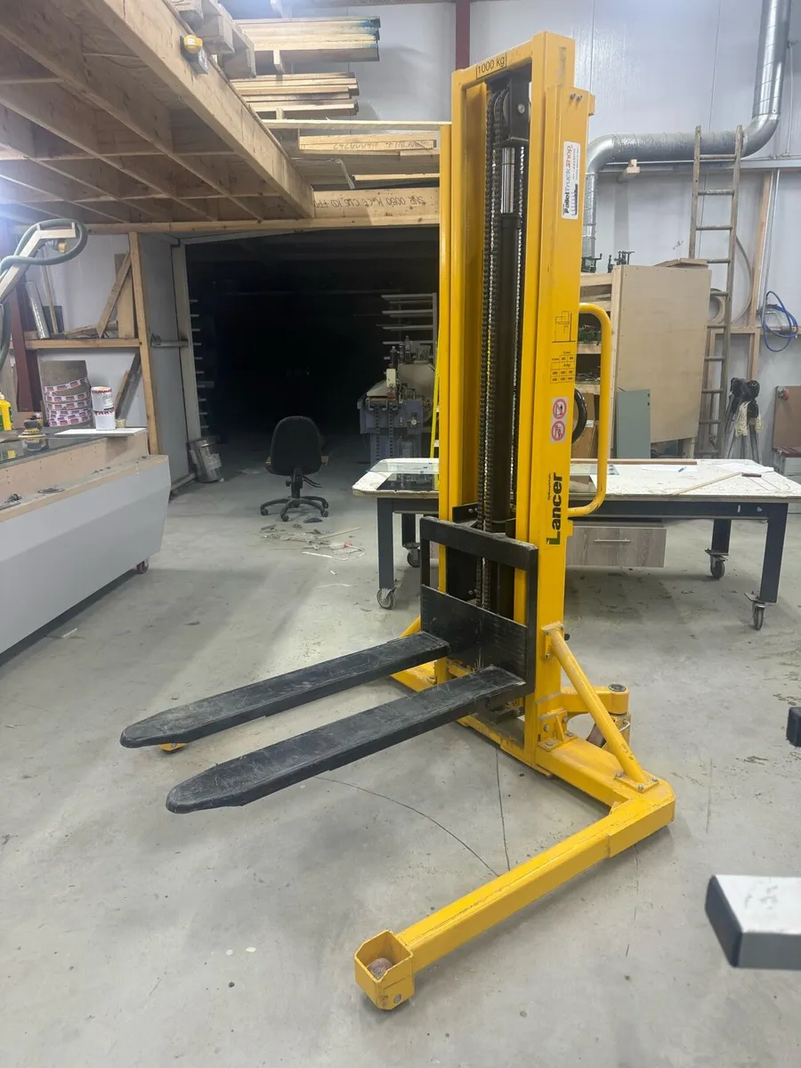 Straddle stacker - Image 2