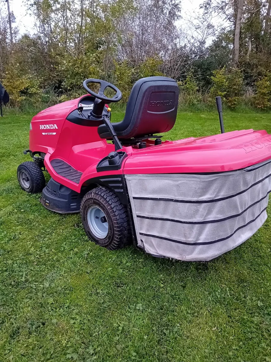 Honda HF2315 Ride-on Lawnmower - Image 1