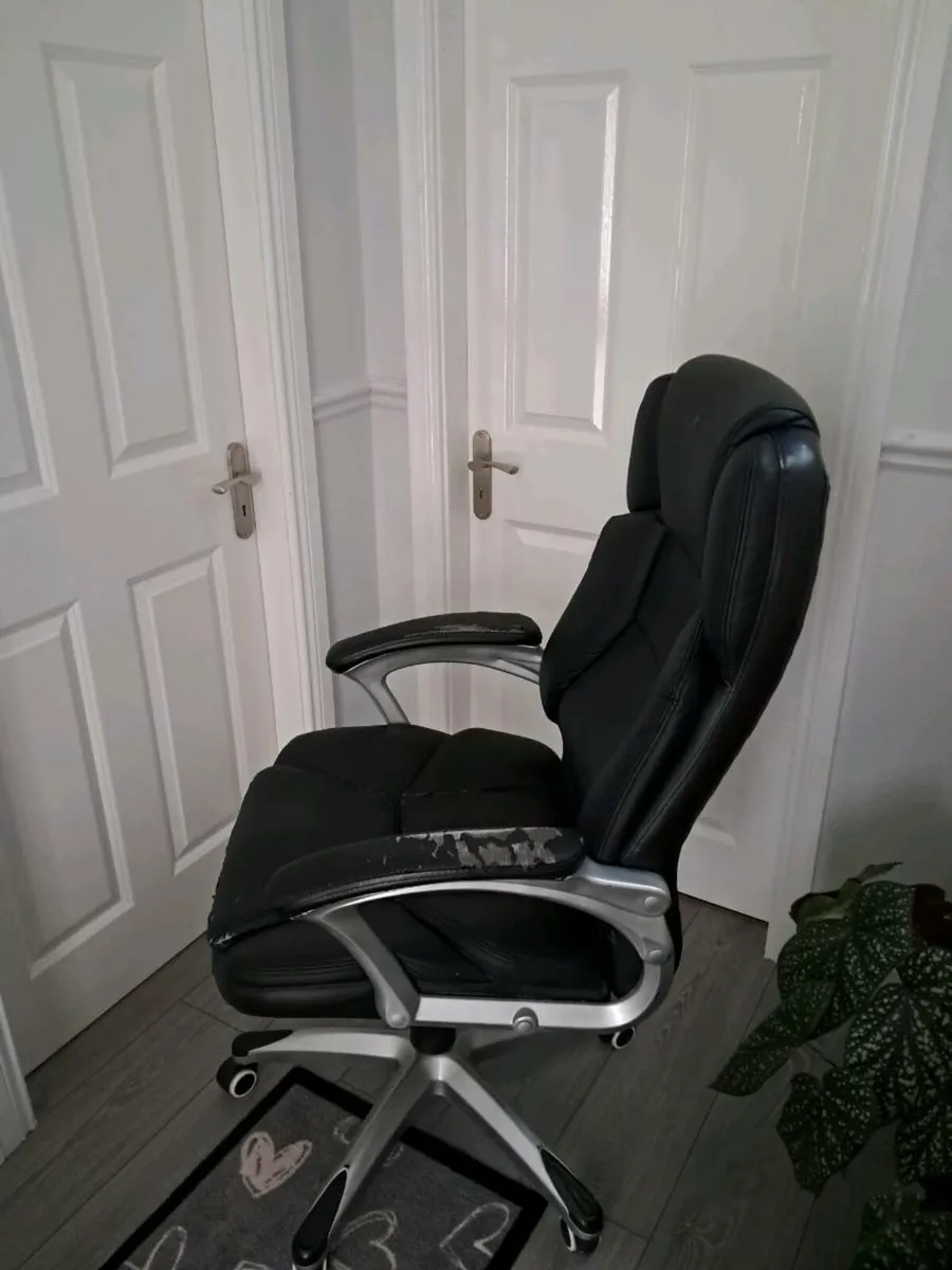 Office / Gaming Chair - Image 3