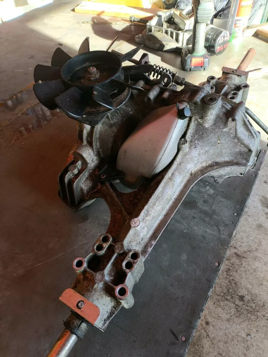 Husqvarna ride on bonnet and hydrostatic axle - Image 3