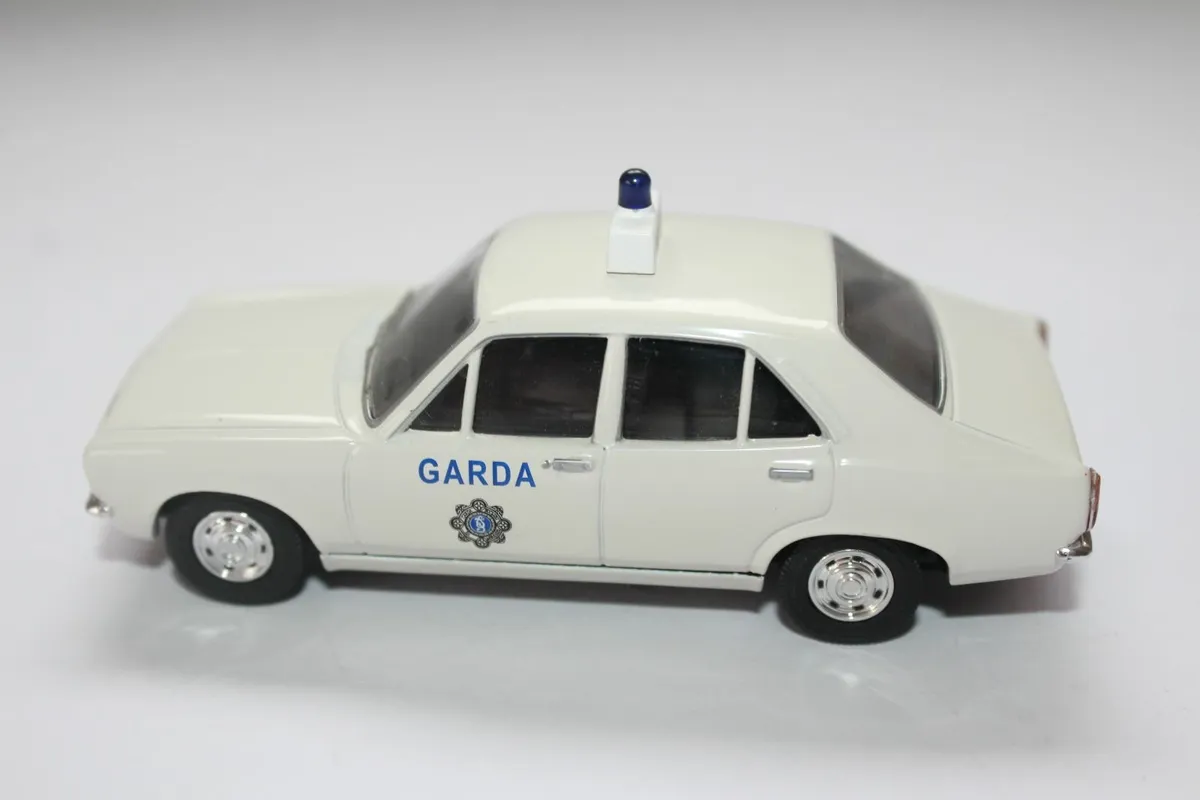 Corgi Vanguard Hillman Avenger Garda Mallow Patrol - Image 3