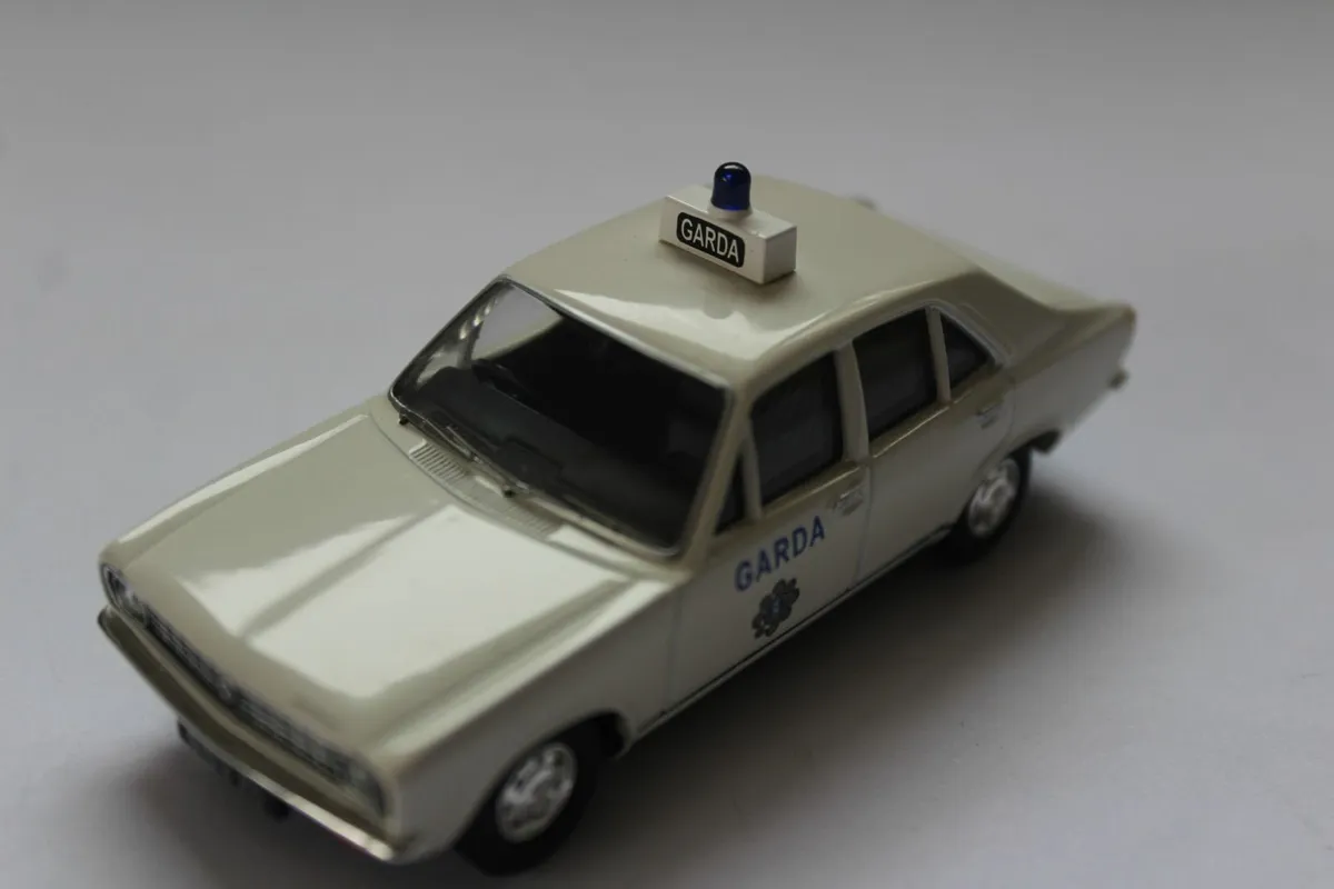 Corgi Vanguard Hillman Avenger Garda Mallow Patrol - Image 4