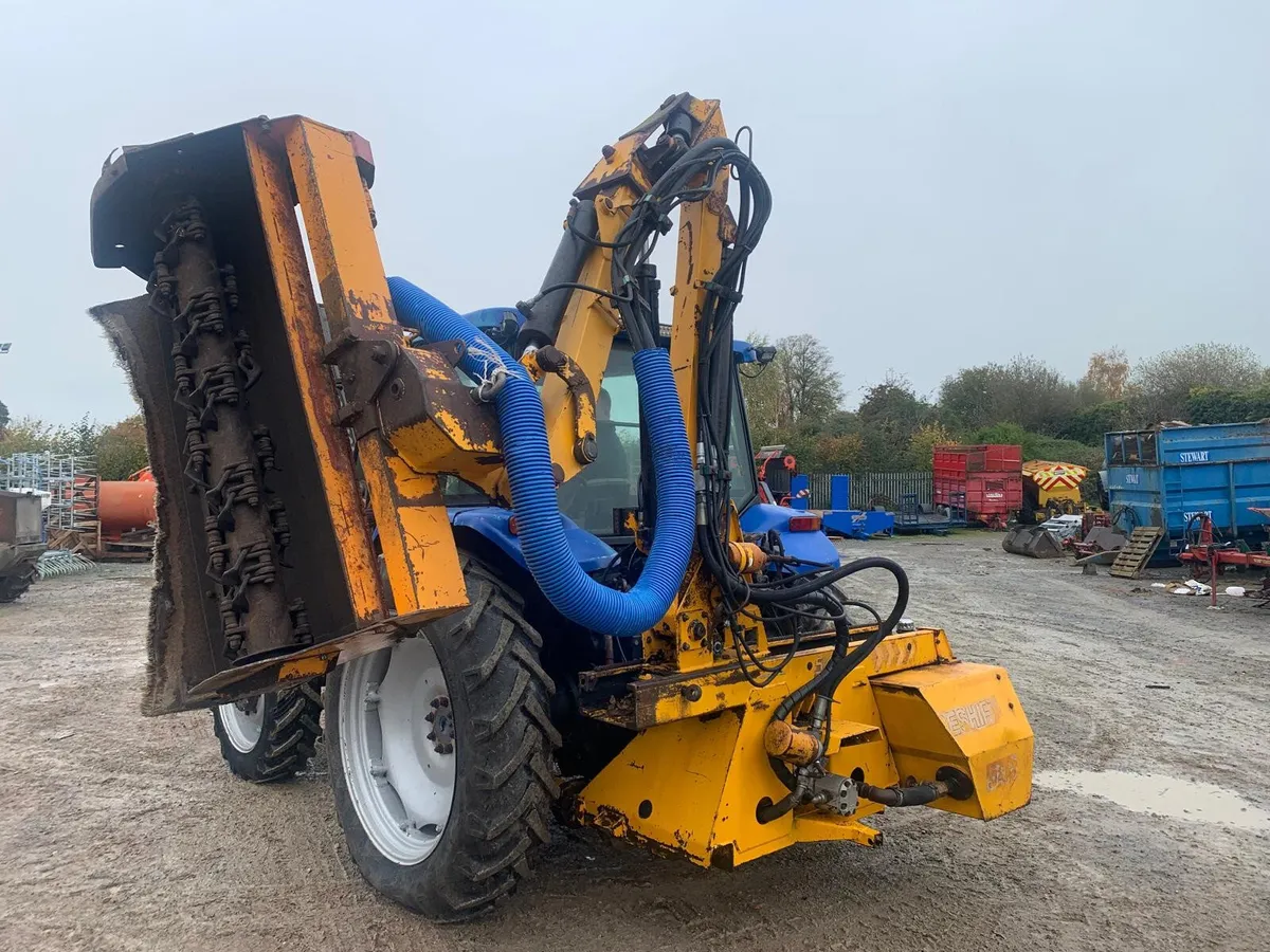 NEW HOLLAND 7635 C/W HEDGER - Image 1