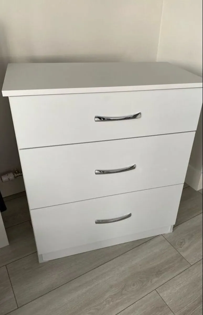 chest of drawers - Image 1