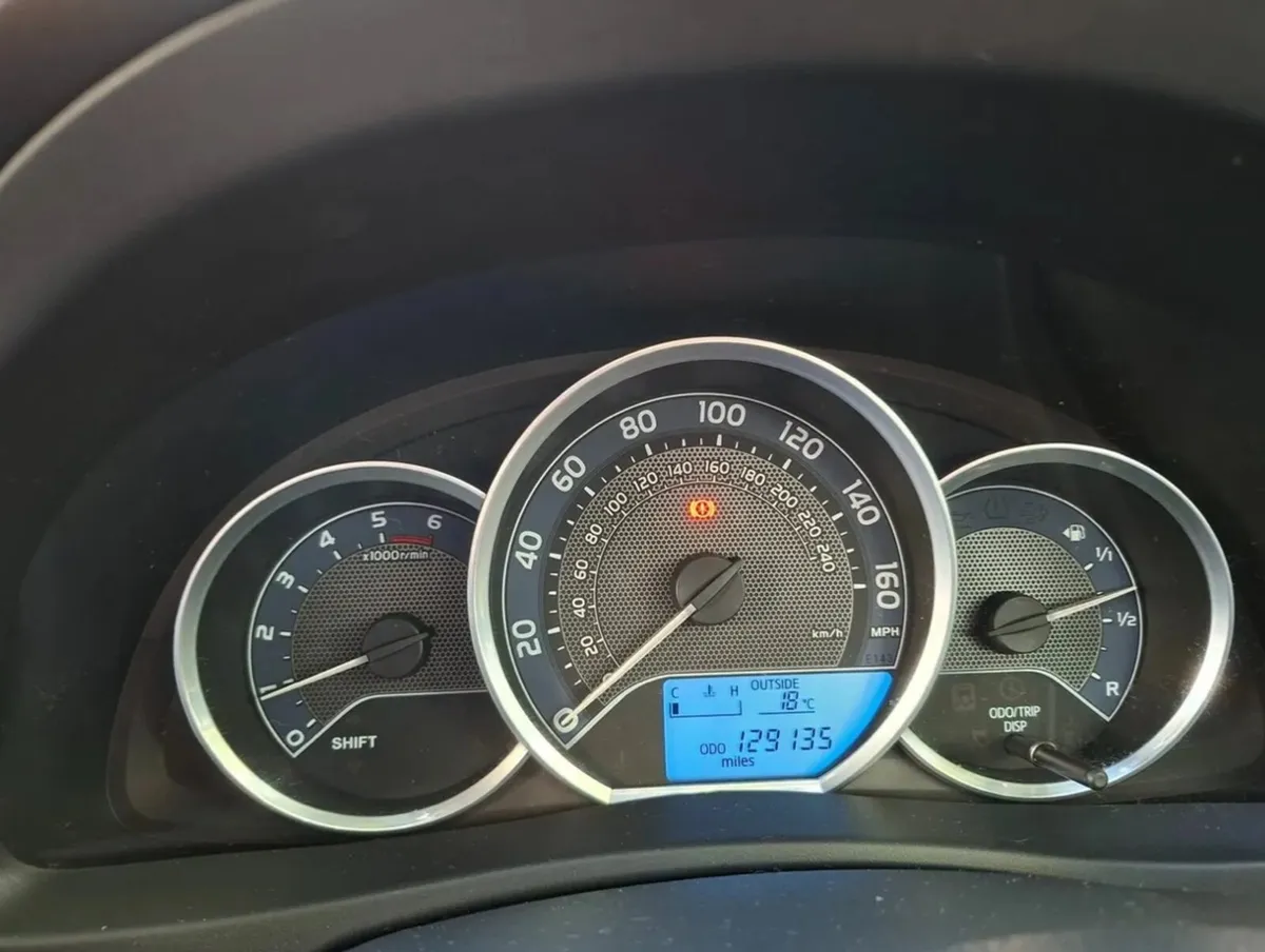 Toyota Auris 2015 - Image 2