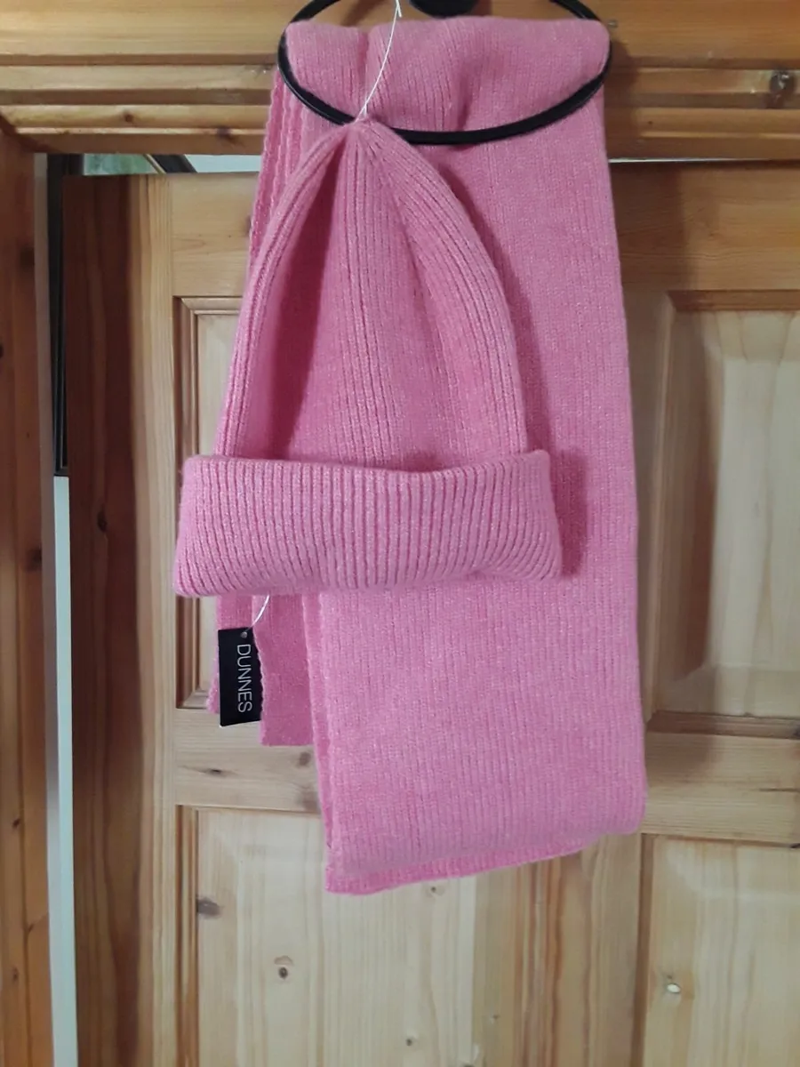 Brand new unwanted gift scarf and hat set - Image 1