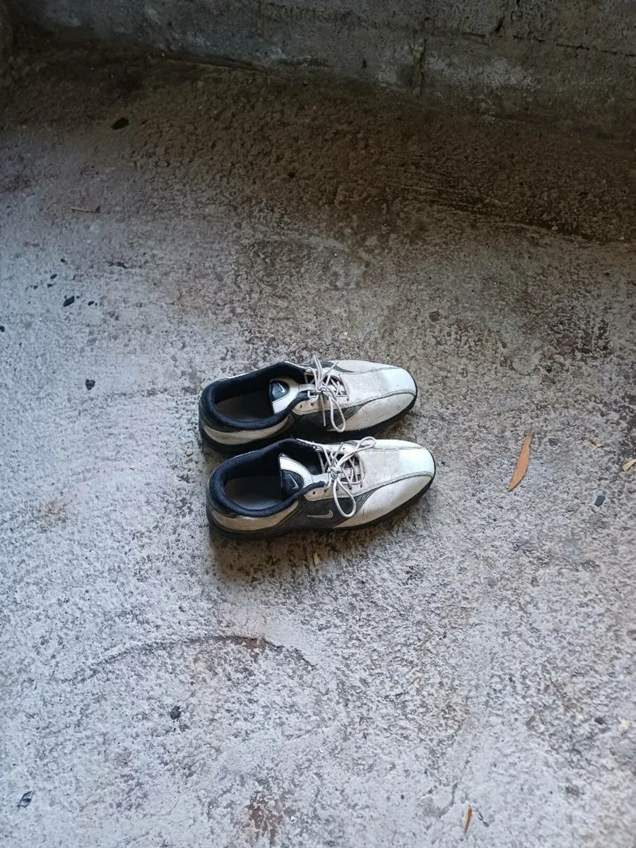 Golf shoes and boots - Image 1