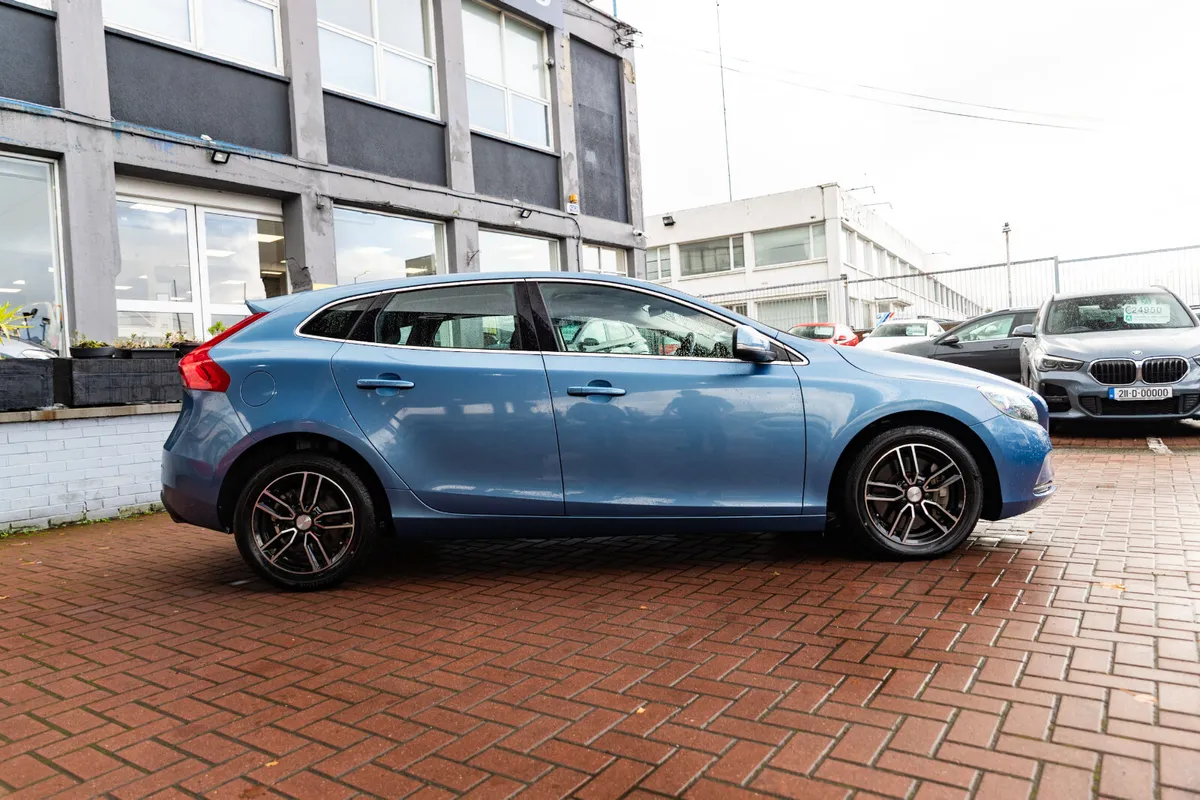 2.0D D4 HATCH 5DR AUTOMATIC - Image 2