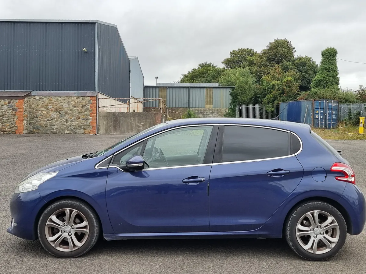 Automatic Peugeot 208 2015  1.2  low miles - Image 1