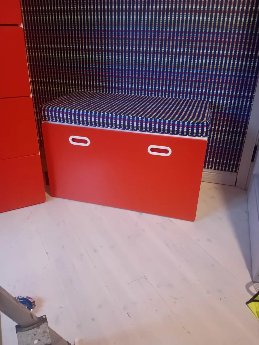 Chest of drawers and blinds - Image 3