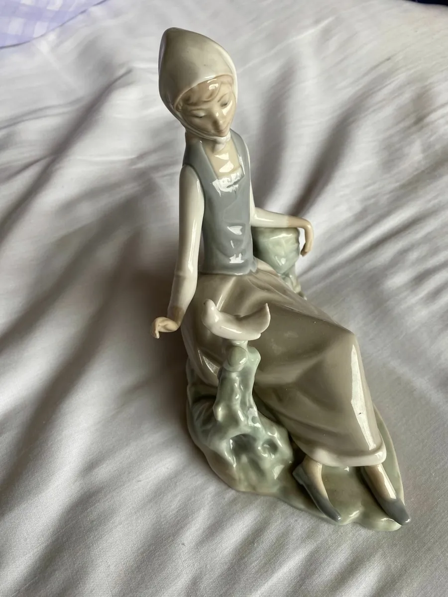 Vintage Lladró Shepherdess with Dove - Image 2