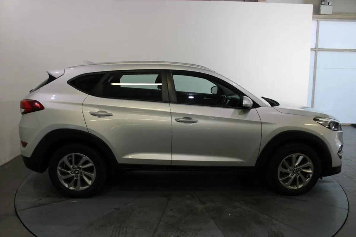 Hyundai Tucson 1.7 Crdi SE NAV 5DR - Image 3