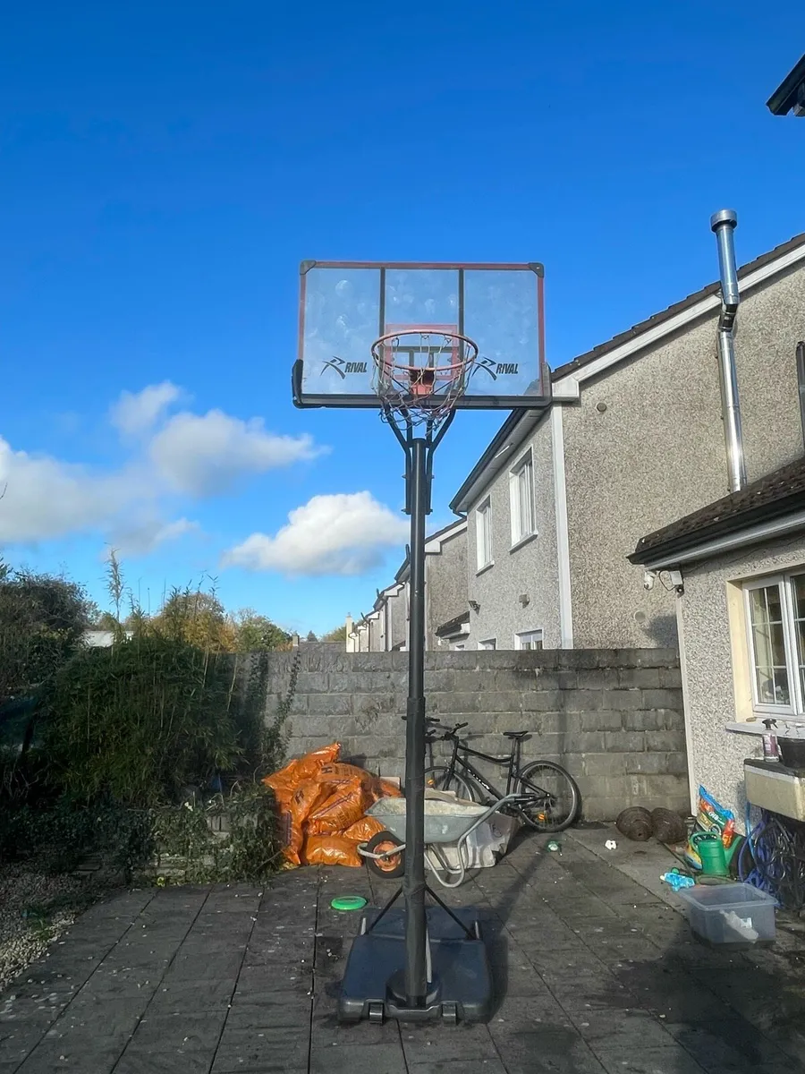 Basketball hoop - Image 1