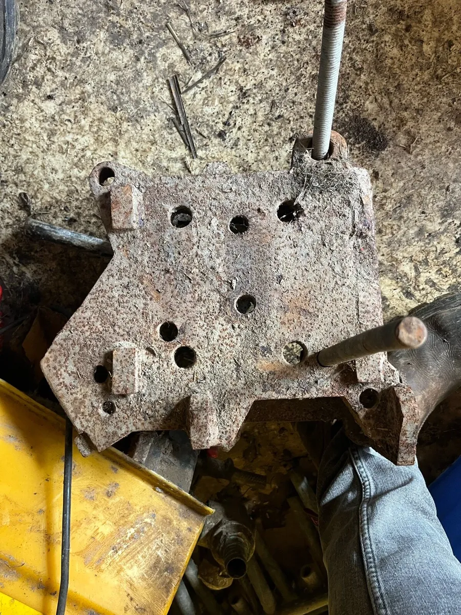 40 series McConnell axle brackets - Image 1