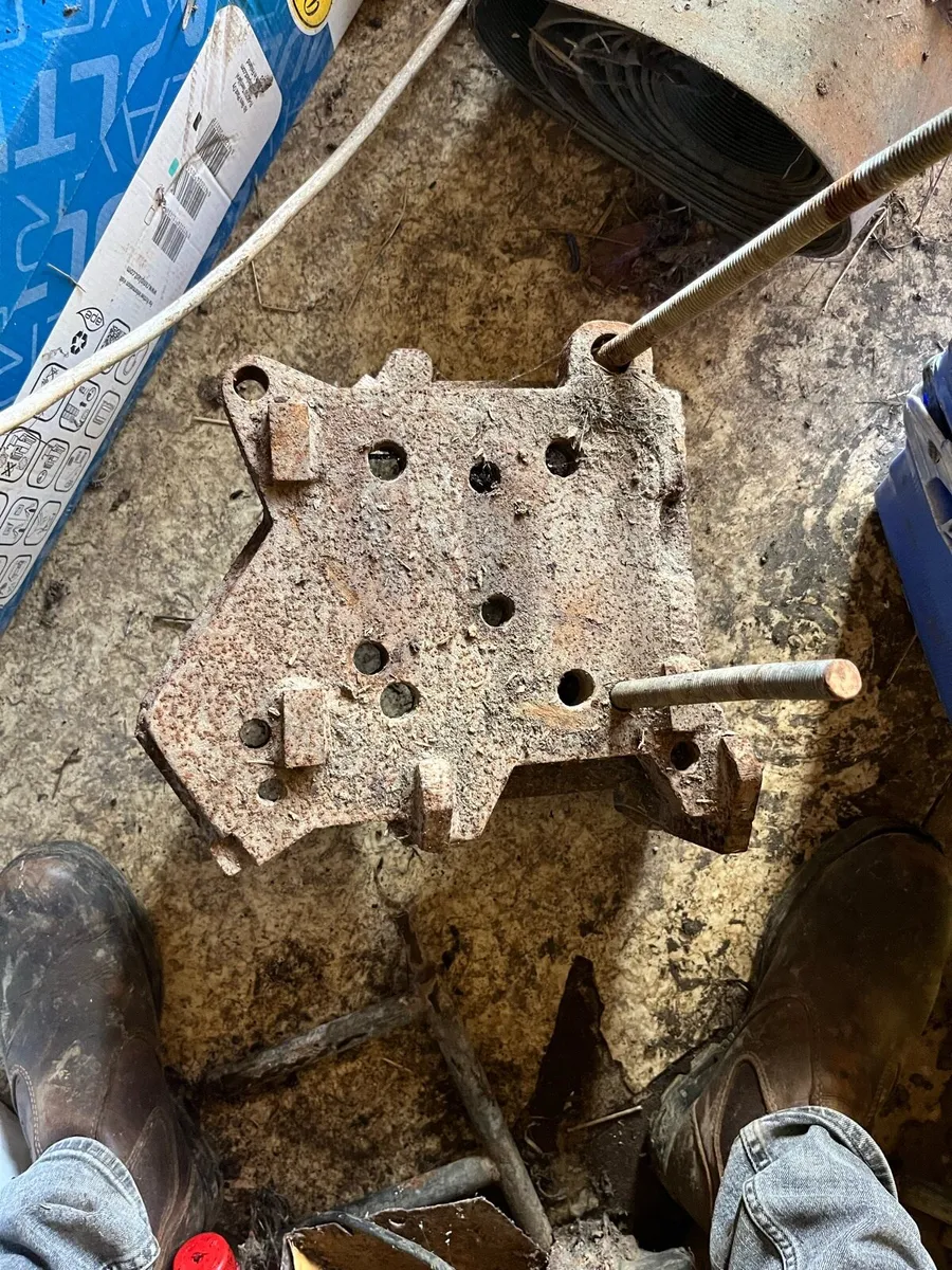 40 series McConnell axle brackets - Image 2
