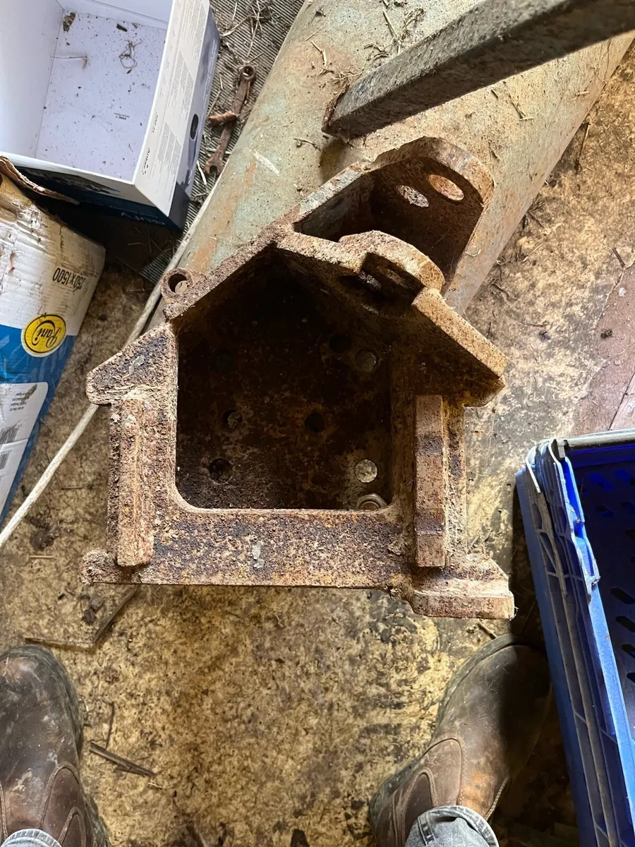 40 series McConnell axle brackets - Image 3