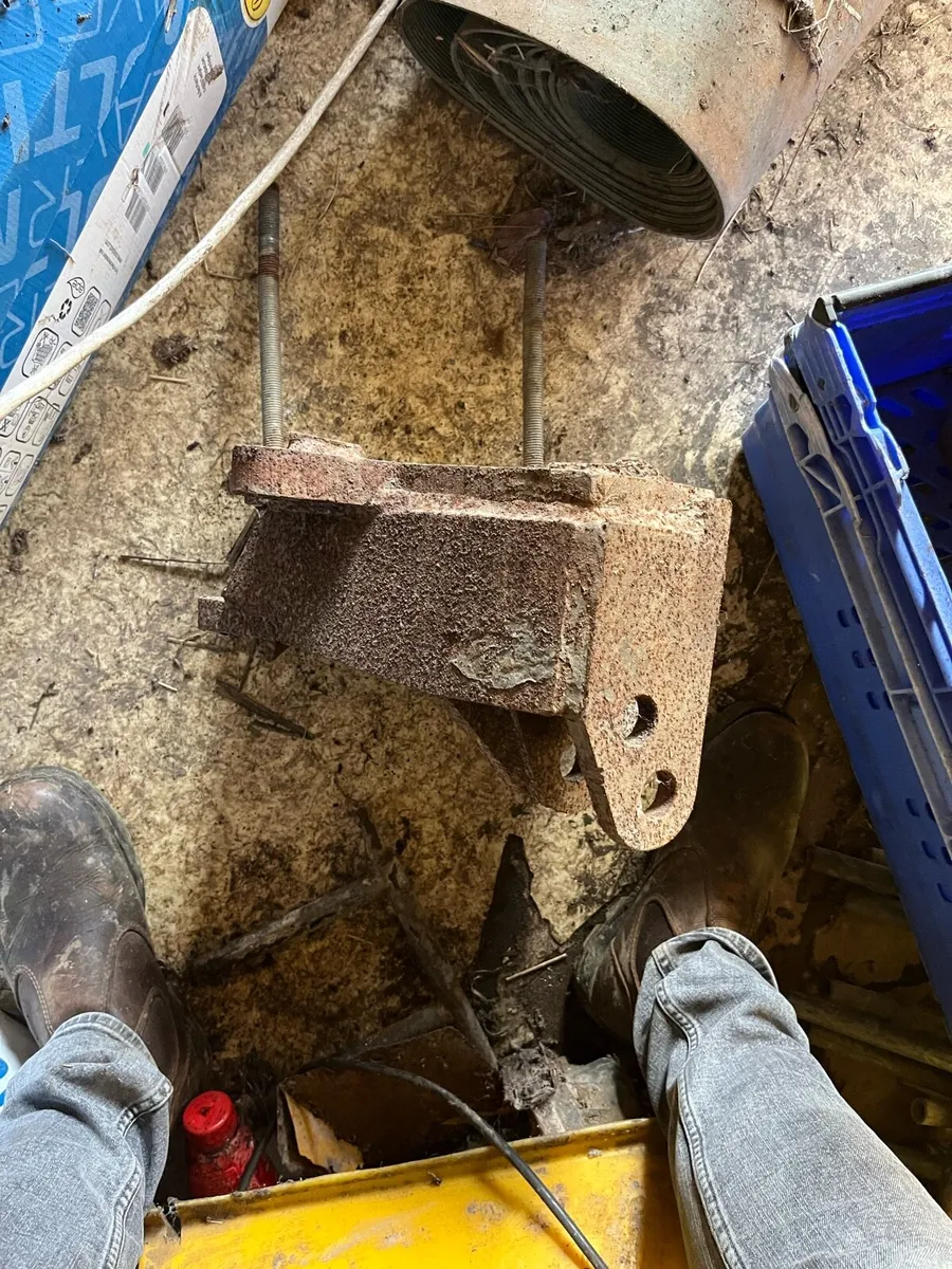 40 series McConnell axle brackets - Image 4
