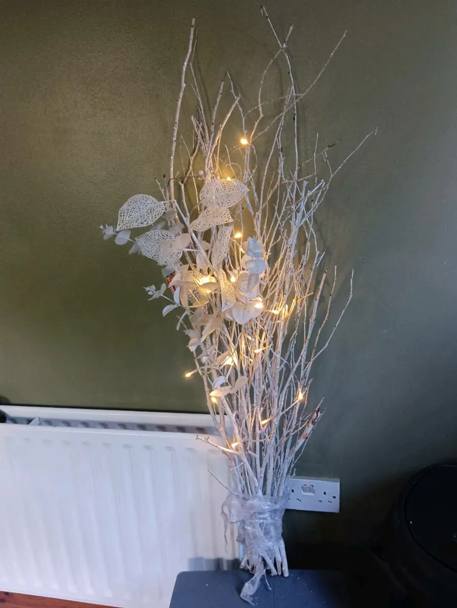 Beautiful display with lights 10 - Image 4