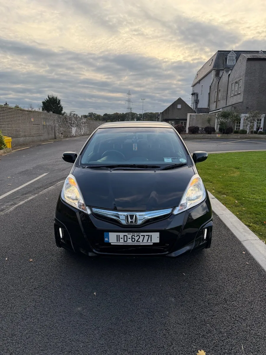 Honda fit hybrid 2011 - Image 2