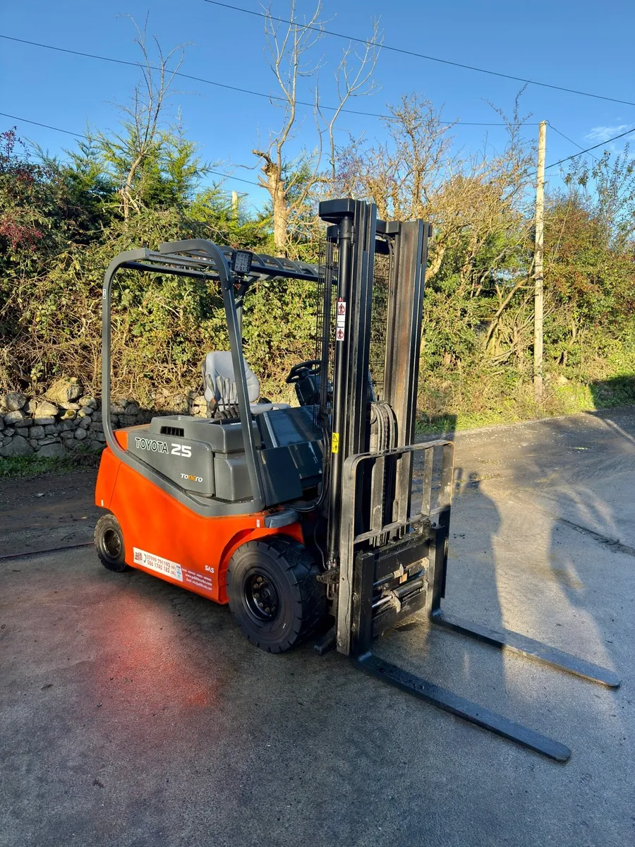 TOYOTA ELECTRIC FORKLIFT