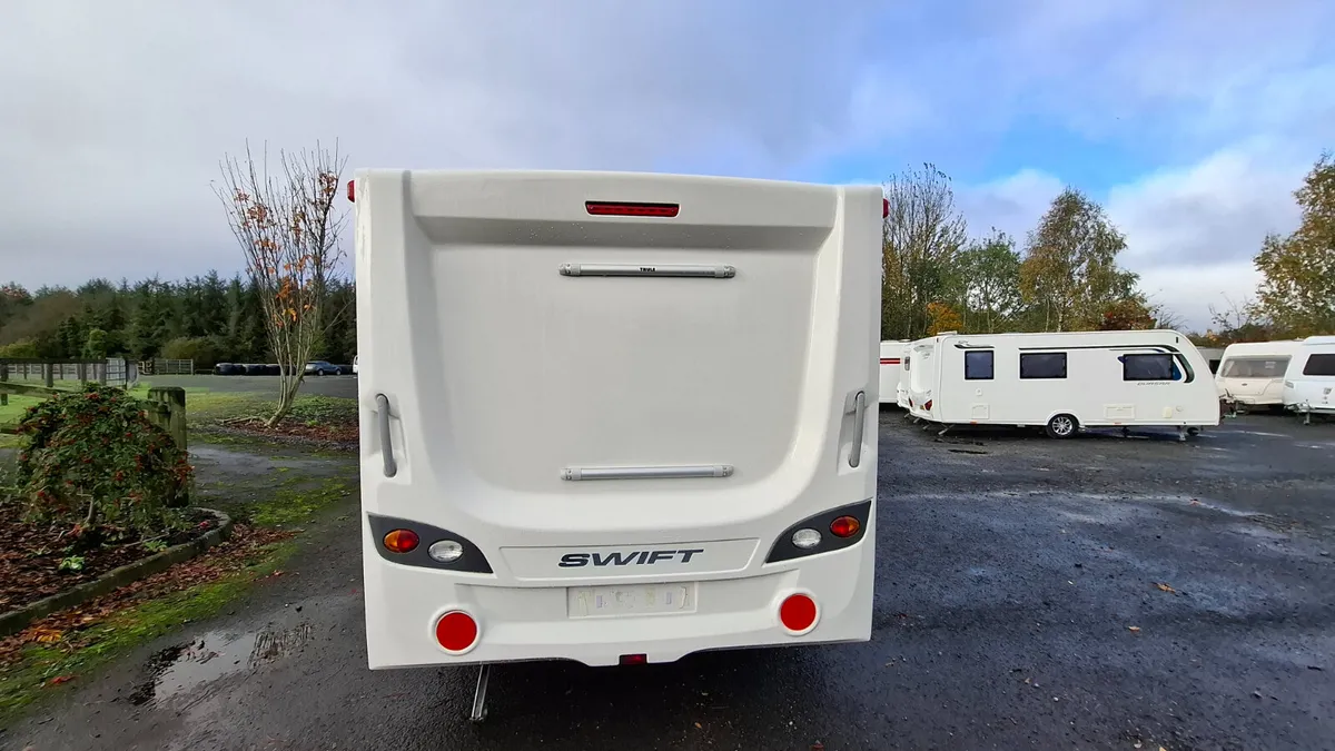 Swift Sprite Major Island bed caravan - Image 4