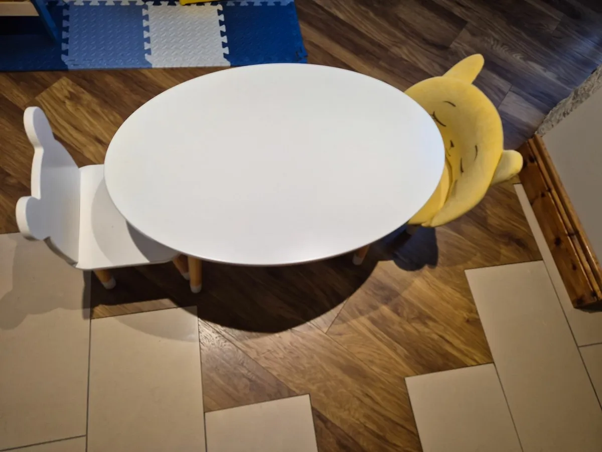 Kids table and chairs - Image 2