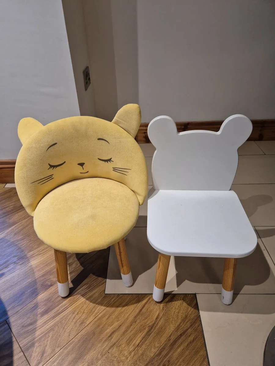 Kids table and chairs - Image 1
