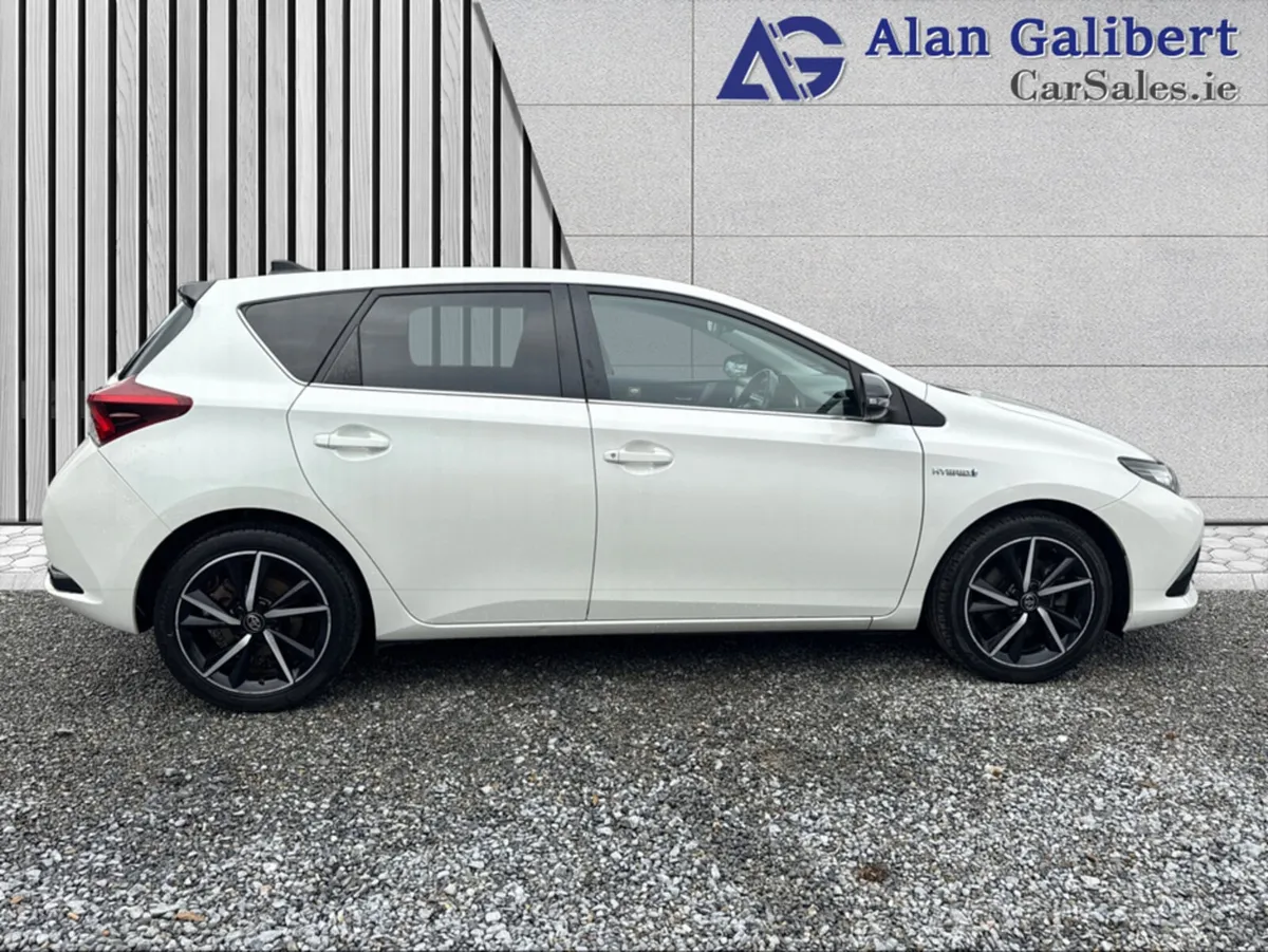 Toyota Auris HYBRID LUNA SPORT AUTO 4DR - Image 3