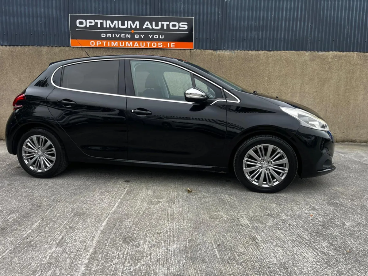 Peugeot 208 Peugeot 208 1.2 petrol auto loaded wit - Image 1