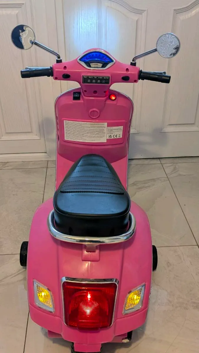 Vespa GTS Super Scooter - Image 2