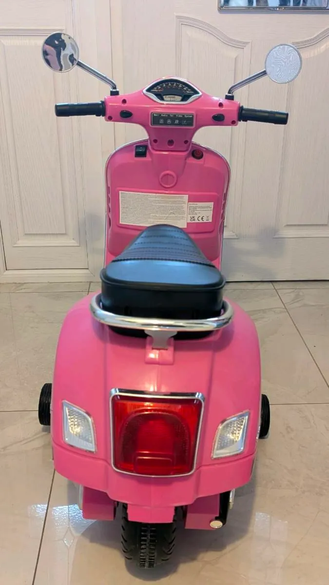 Vespa GTS Super Scooter - Image 3