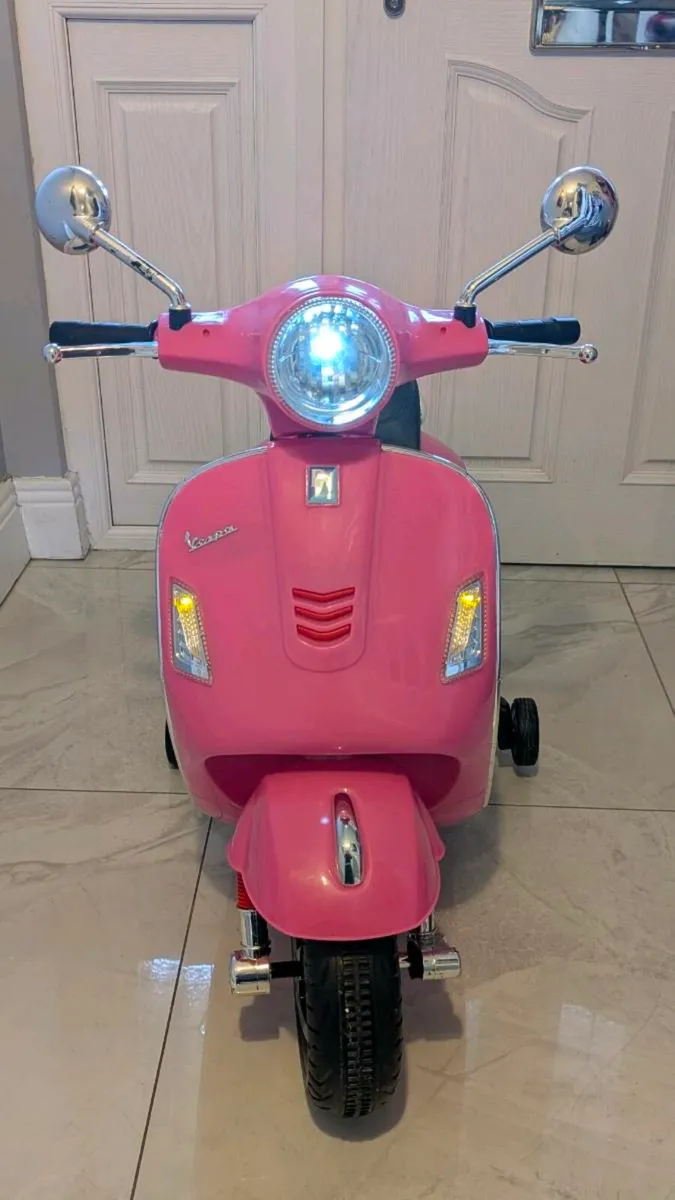 Vespa GTS Super Scooter - Image 1