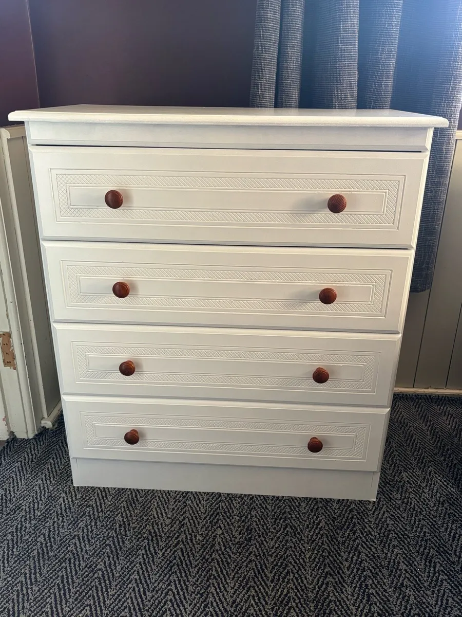 White chest of drawers
