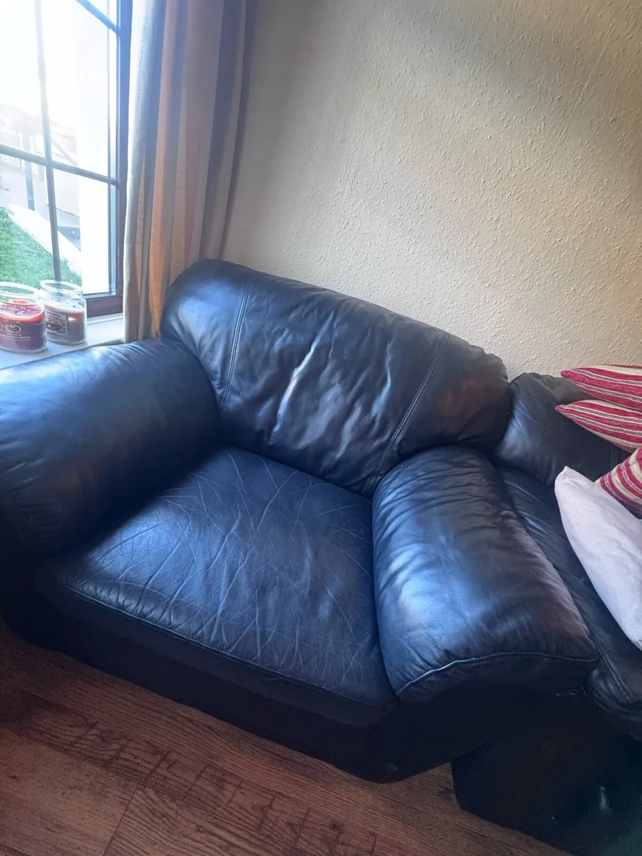 Black leather couch - Image 2