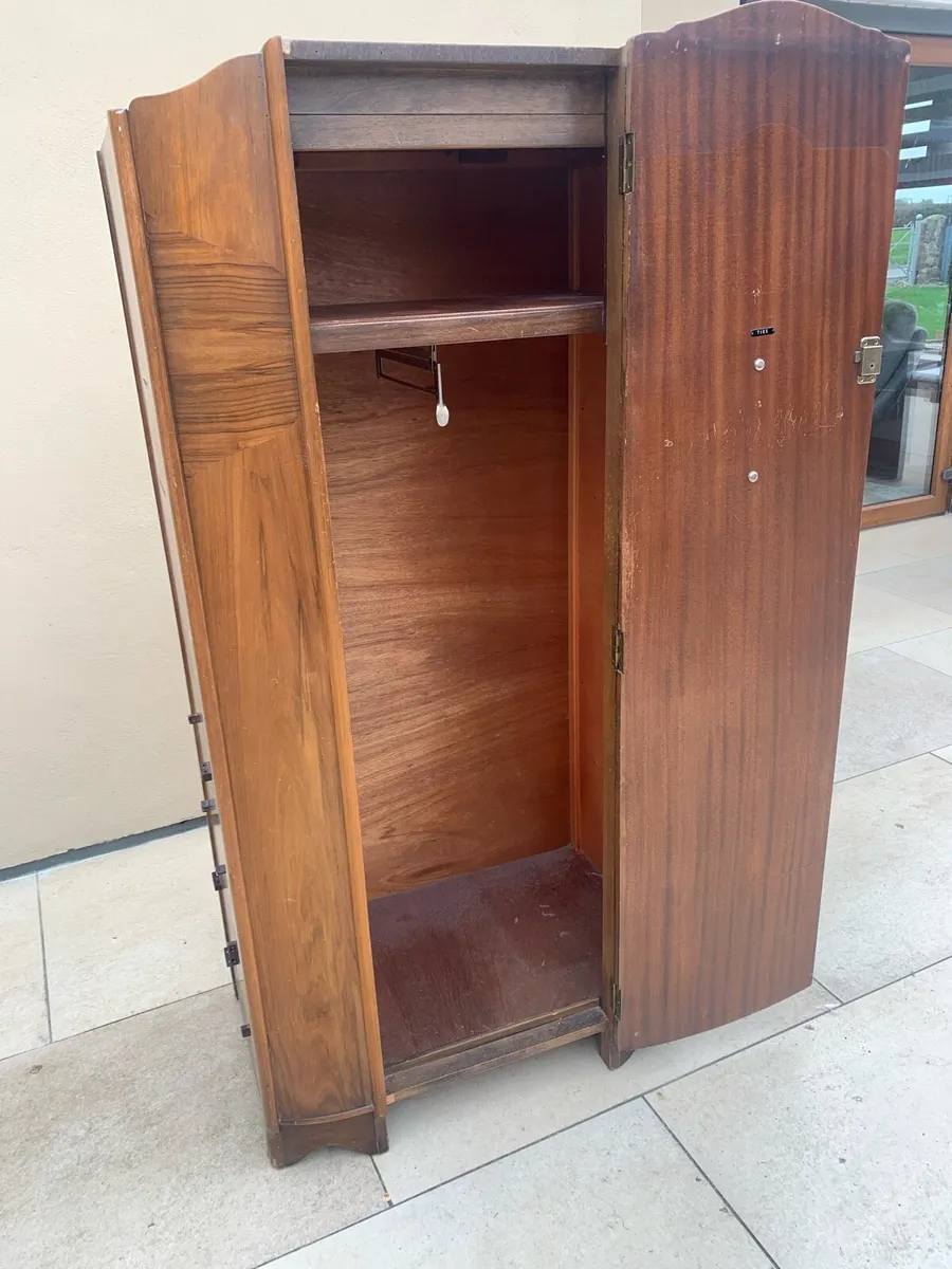 Gentleman’s wardrobe - Image 2