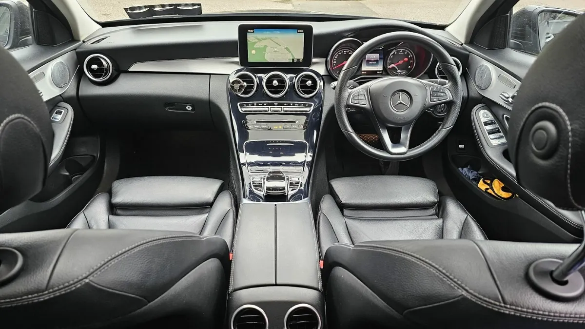 Mercedes-Benz C350e Premium Plus + Extras.Like New - Image 4