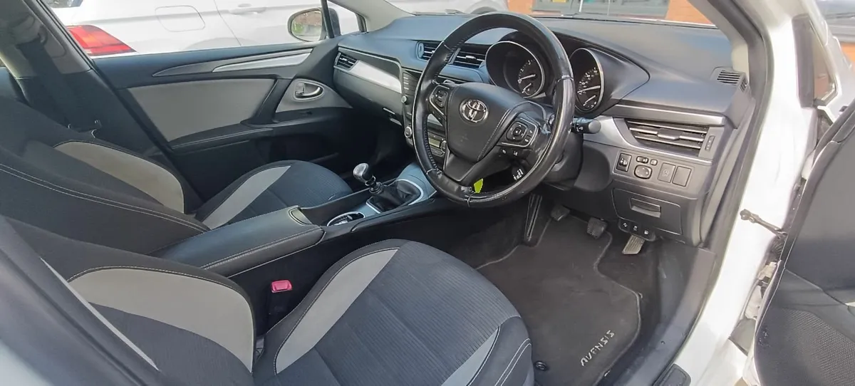 Toyota Avensis 2017 - Image 2