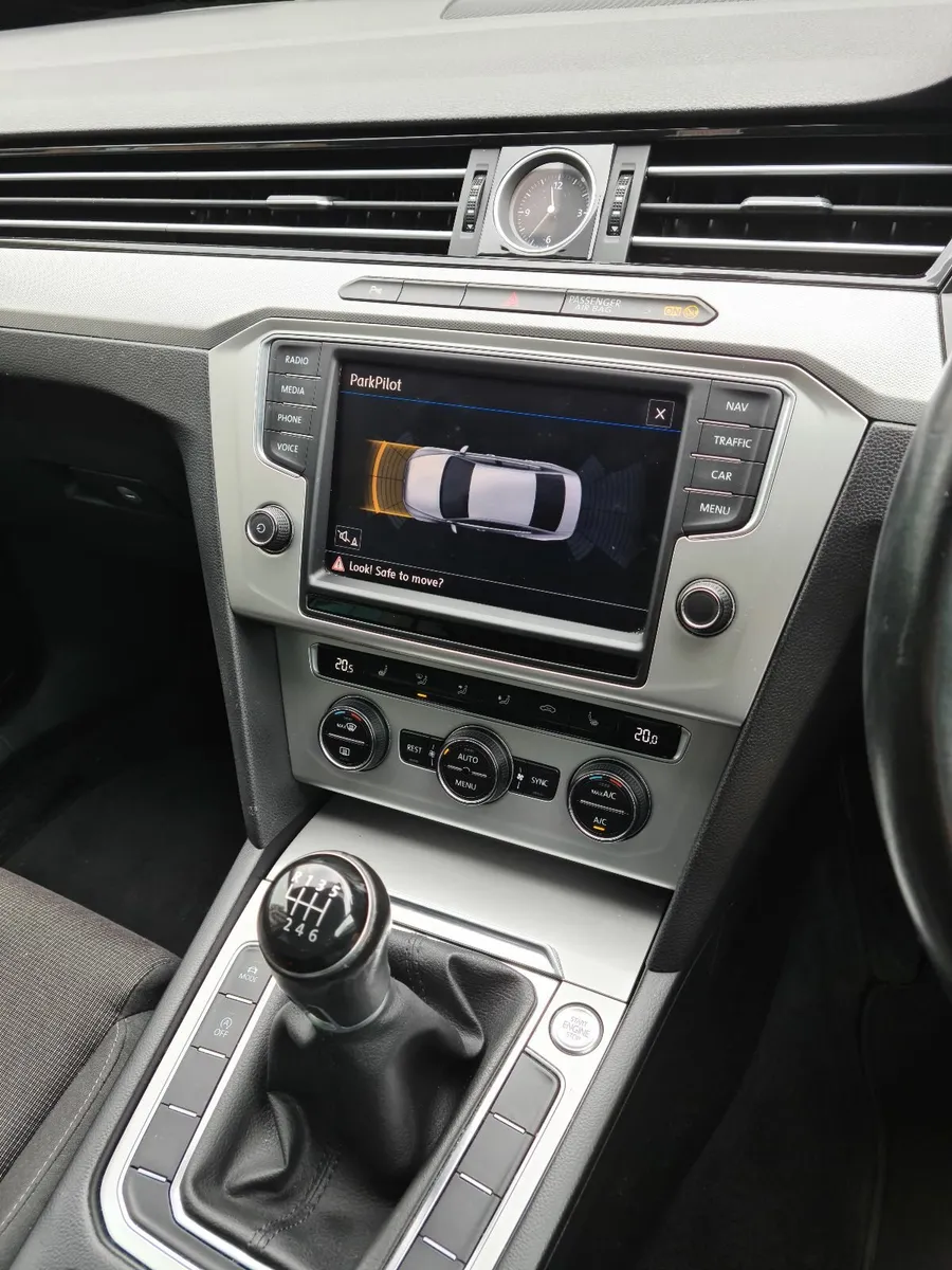 Volkswagen Passat 2016 - Image 2