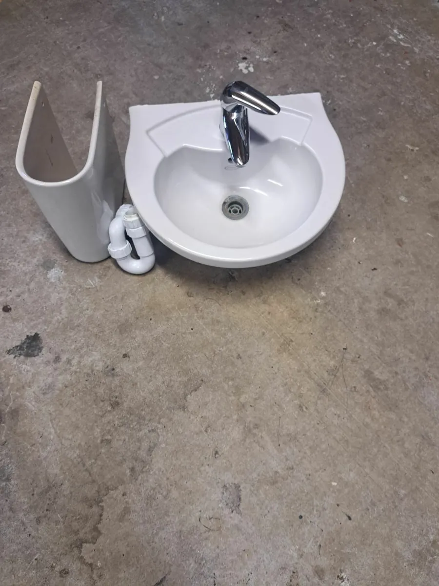 Bathroom sink and tap - Image 2