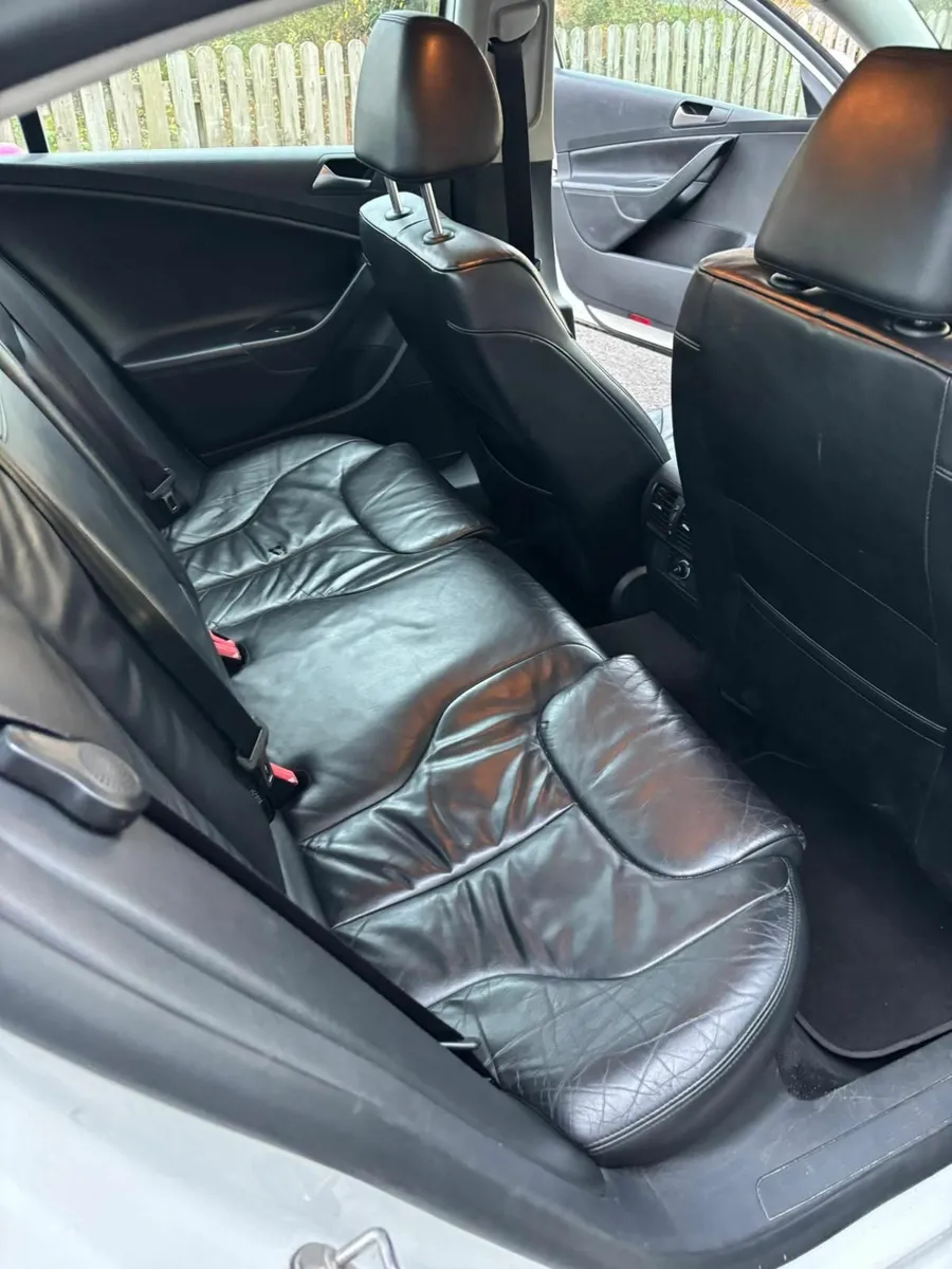 Volkswagen Passat 2010 - Image 2