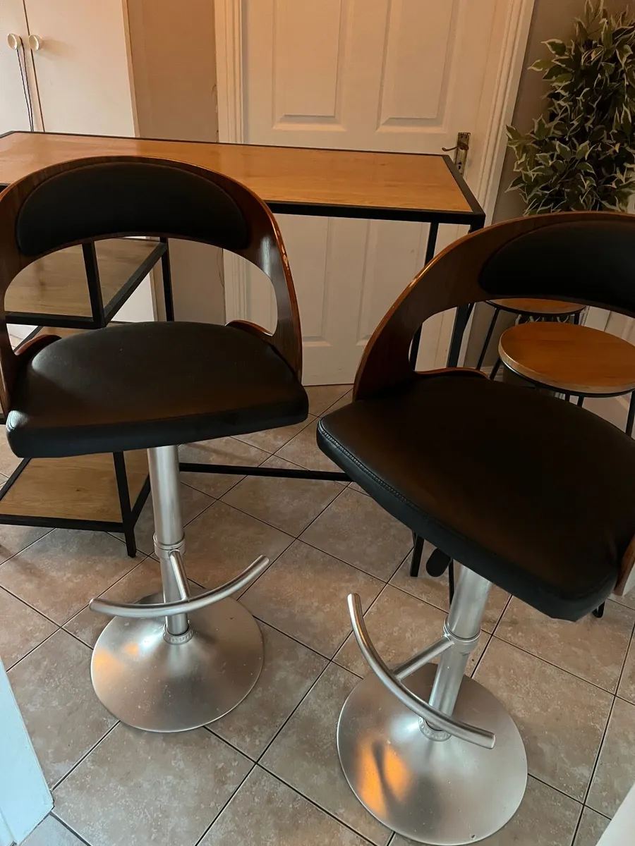 Kitchen Table and chairs - Image 1