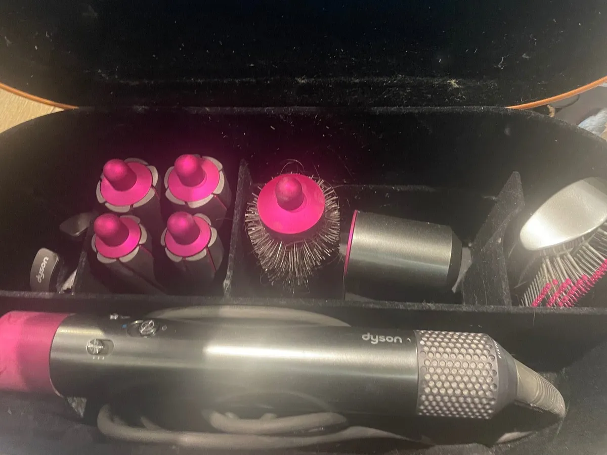 Dyson Airwrap + Case – Barely Used, Great Price! - Image 1
