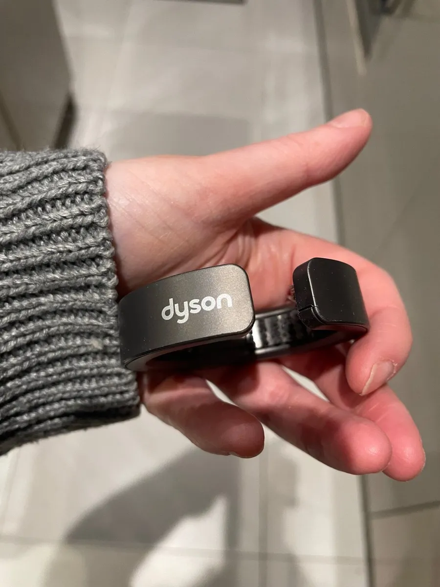 Dyson Airwrap + Case – Barely Used, Great Price! - Image 2