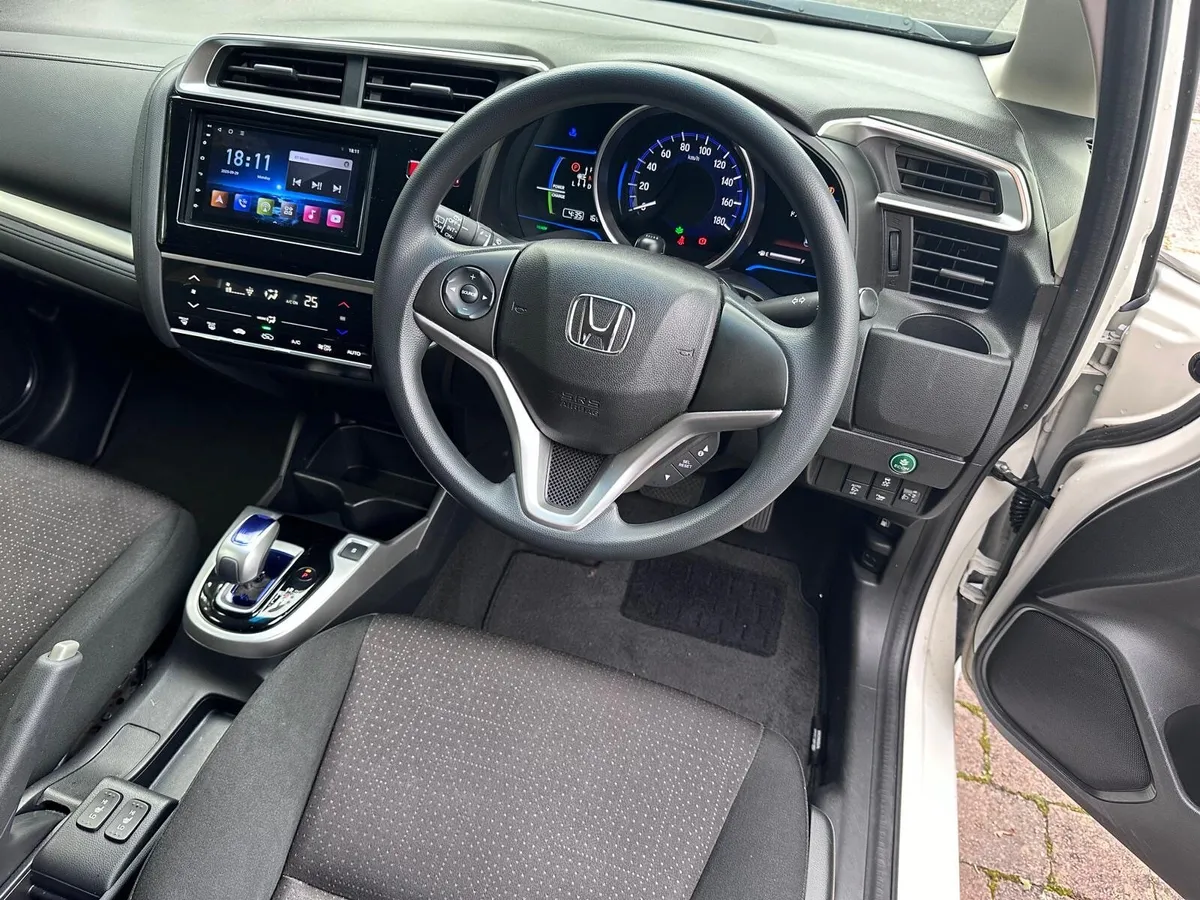 Honda Fit 2017 - Image 2