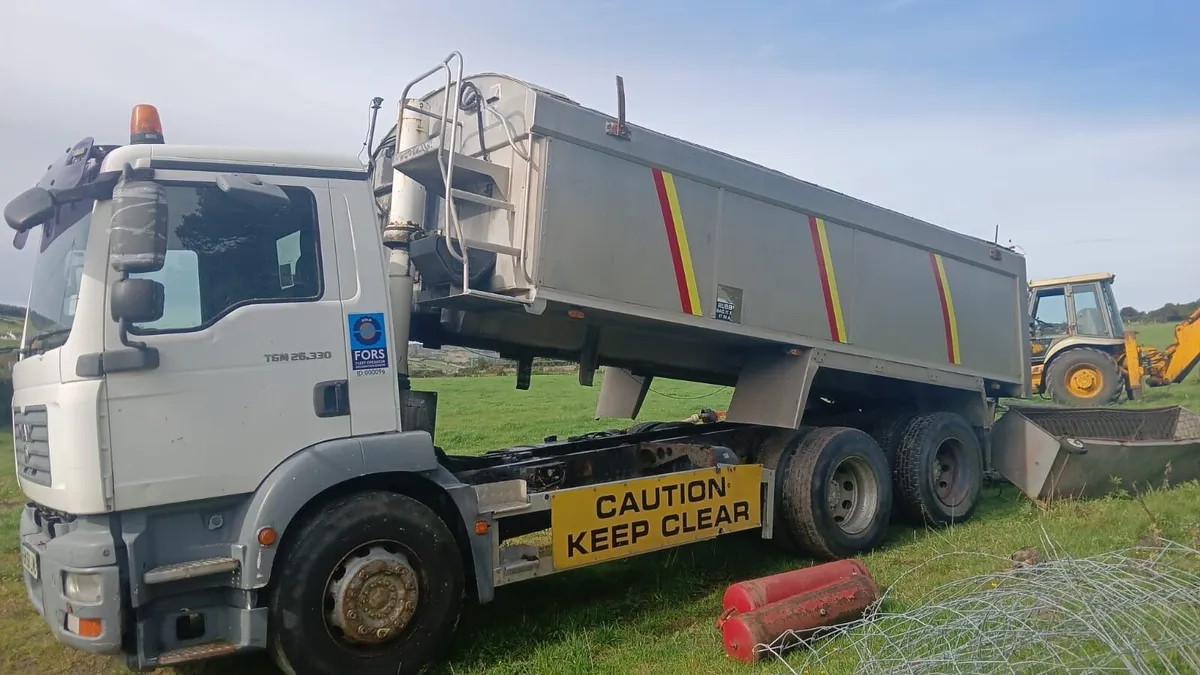 Man 6x4 tipper 2009 - Image 1