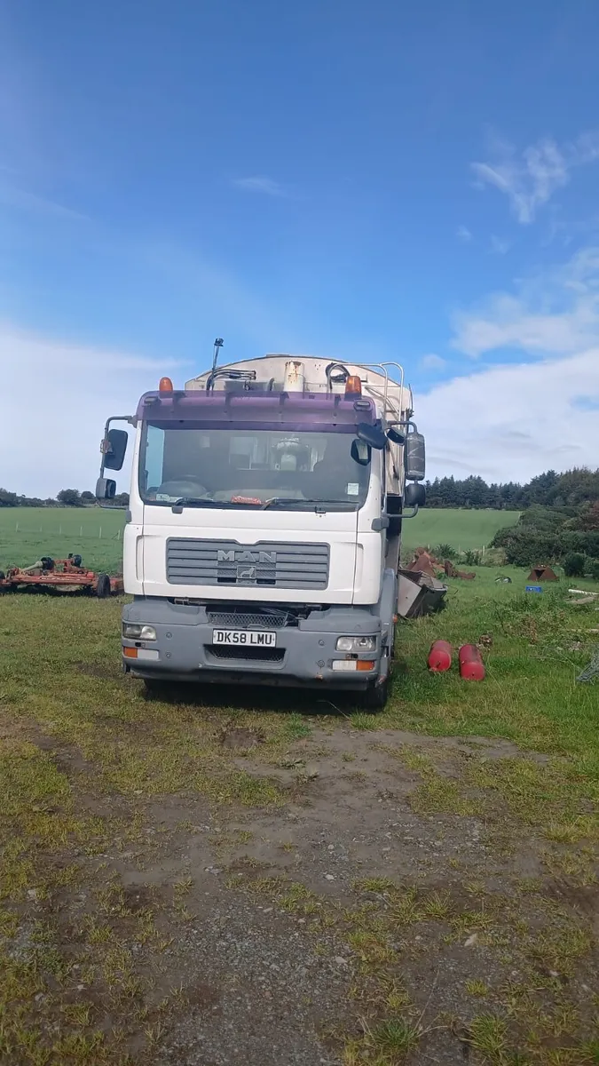 Man 6x4 tipper 2009 - Image 4