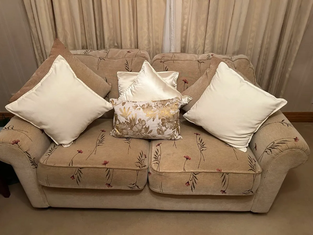 Three piece suite - Image 1