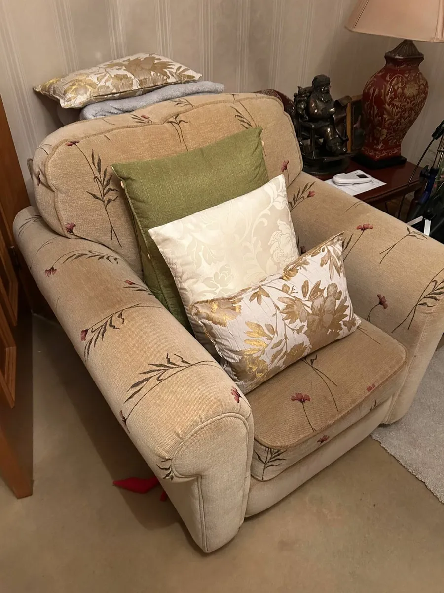 Three piece suite - Image 4